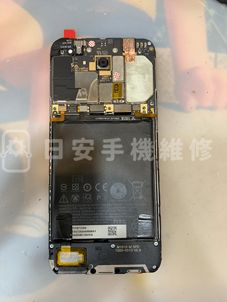 HTC Desire 12s 安裝電池