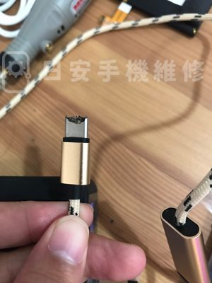 HTC U ultra 充電孔燒焦案例 維修過程照片 2