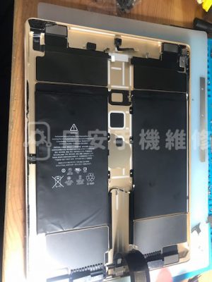 第一代 ipad pro 12.9 更換電池，移除主機板。