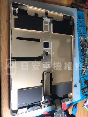 第一代 ipad pro 12.9 更換電池，移除舊電池。