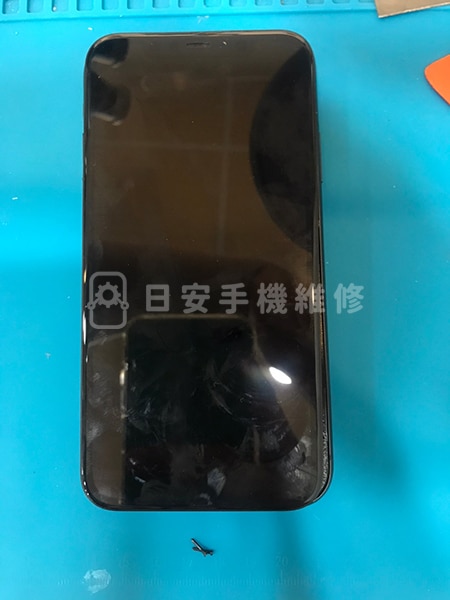 iphone 11 螢幕維修，移除底部螺絲