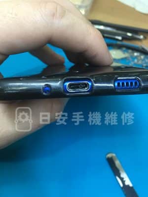 HTC U ultra 充電孔燒焦案例 維修過程照片 1